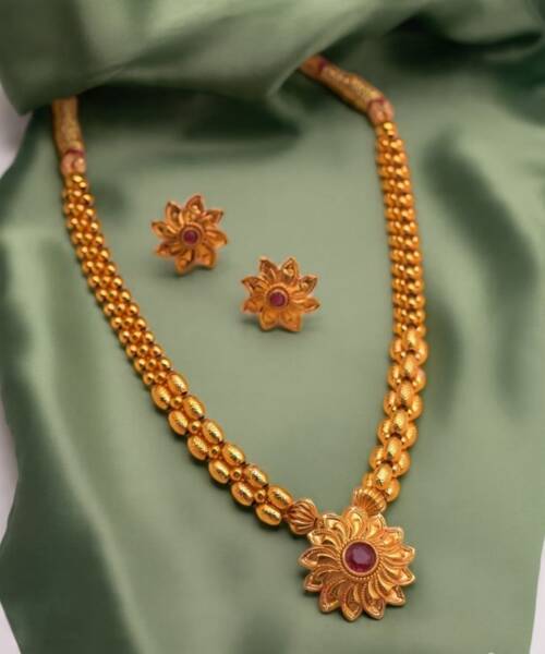 Delicate Pendant Thushi (Design C)