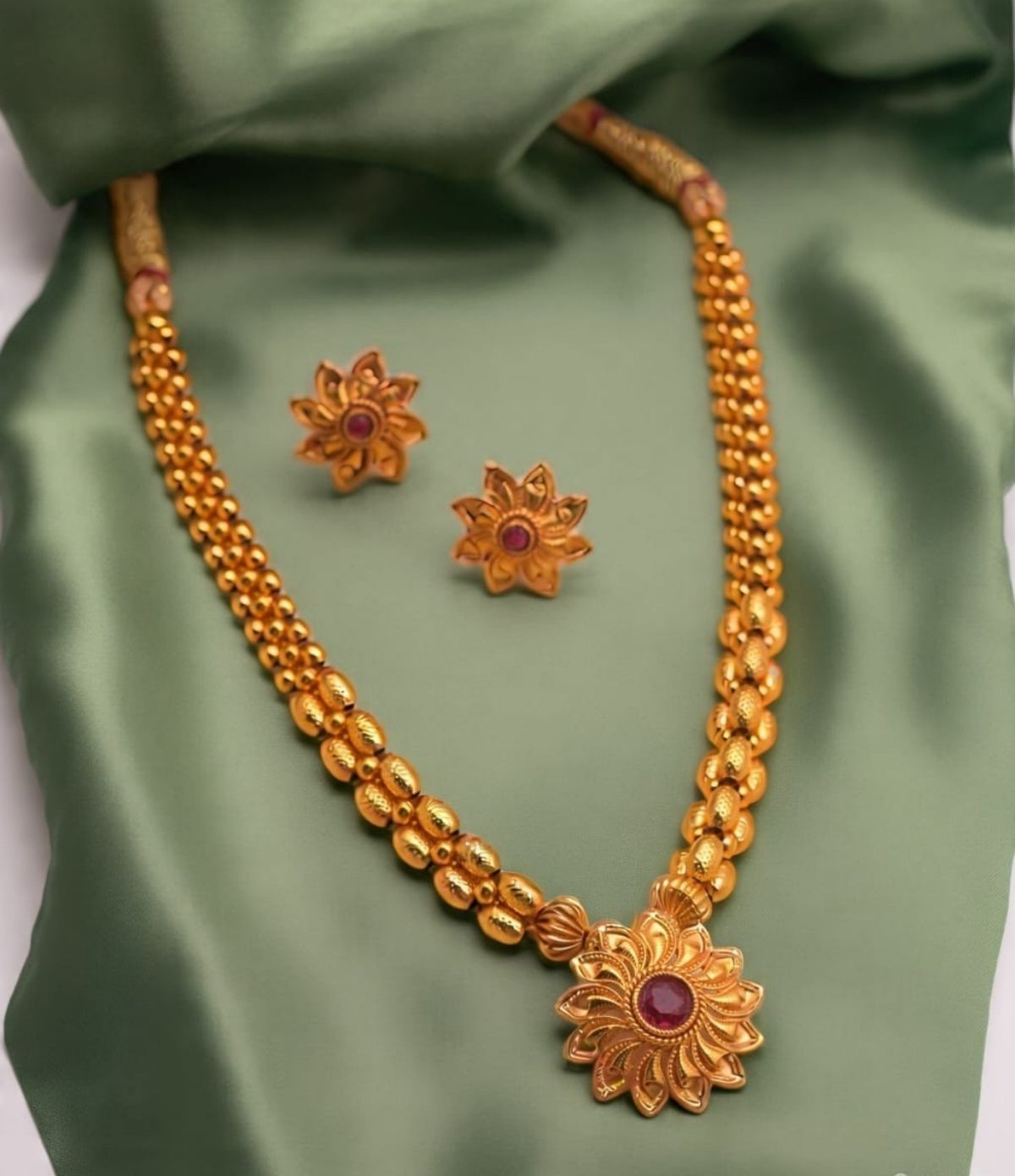 Delicate Pendant Thushi (Design C)